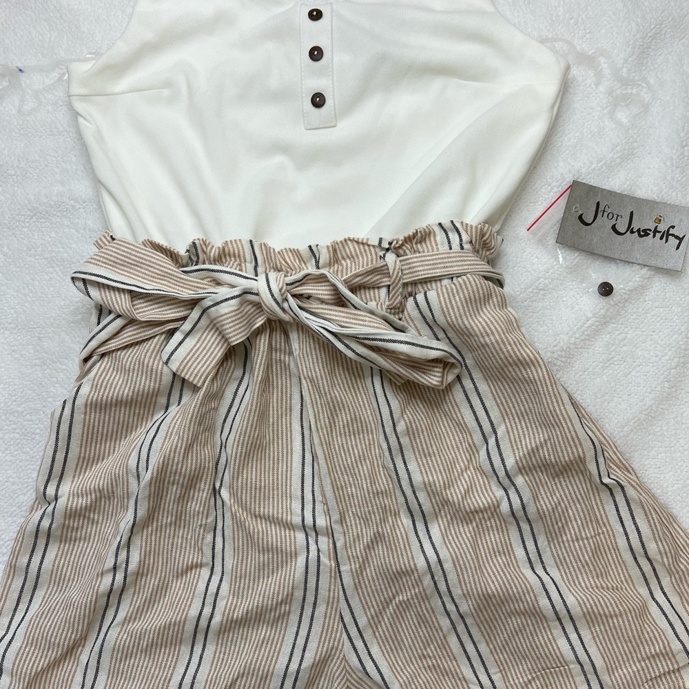 white and striped jumpsuit tied at the waist short style is new
